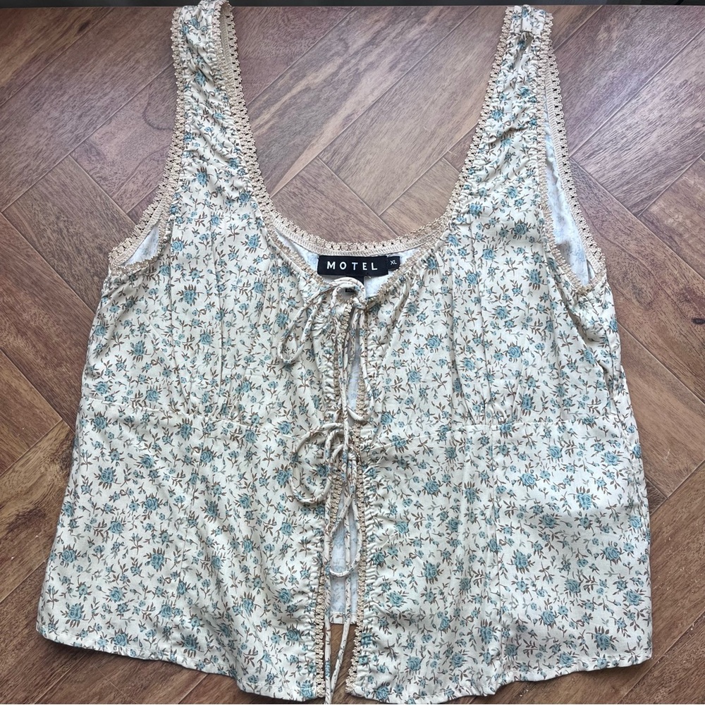 motel rocks tie floral top